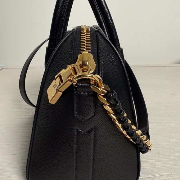 Givenchy Mini Antigona bag in grained Black Leather - Picture 7 of 9
